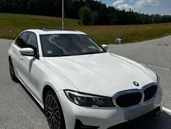 Weiß Gebraucht 2019 BMW 318 Sport Line Limousine | 24.999 €