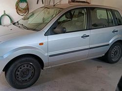 Silber Gebraucht 2004 Ford Fusion Kleinwagen | 1.500 €
