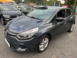 Grau Gebraucht 2017 Renault Clio IV LIMITED Limousine | 8.500 € (Etwas zu teuer)