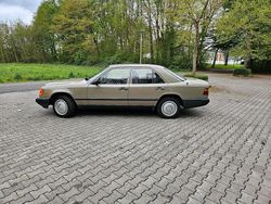 Beige Gebraucht 1988 Mercedes 200 Limousine | 4.590 €