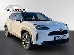 Weiß Gebraucht 2024 Toyota Yaris Cross Team SUV | 25.490 € (Guter Preis)