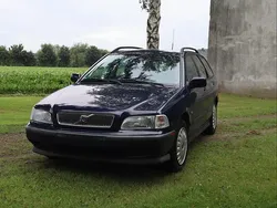 Blau Gebraucht 1999 Volvo V40 Kombi | 500 €