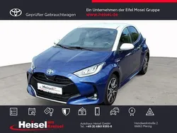 Nachtblau mica metallic, dach weiss Gebraucht 2020 Toyota Yaris Hybrid Style Limousine | 16.990 € (Fairer Preis)