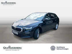 Schwarzmagic perleffekt Gebraucht 2024 Skoda Scala Comfort Kleinwagen | 24.888 € (Etwas zu teuer)