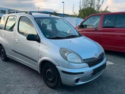 Silber Gebraucht 2002 Toyota Yaris Kombi | 1.900 € (Guter Preis)