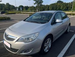 Silber Gebraucht 2010 Opel Astra Design Edition Limousine | 6.600 € (Etwas zu teuer)
