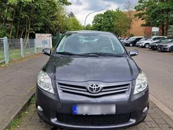 Grau Gebraucht 2012 Toyota Auris Executive Limousine | 5.300 € (Etwas zu teuer)