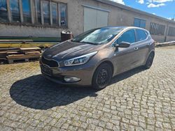 Andere farben Gebraucht 2013 Kia Ceed FIFA World Cup Edition Limousine | 6.999 € (Fairer Preis)