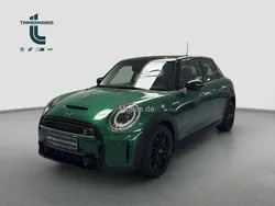 Grün Gebraucht 2024 Mini Cooper S Classic Kleinwagen | 31.930 € (Etwas zu teuer)