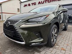 Grau Gebraucht 2021 Lexus NX300h E-FOUR Luxury Line SUV | 34.999 € (Fairer Preis)
