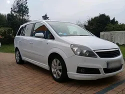 Weiß Gebraucht 2007 Opel Zafira Van / Kleinbus | 2.600 € (Fairer Preis)