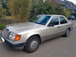Gold Gebraucht 1992 Mercedes 230 Limousine | 7.900 €
