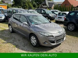 Grau Gebraucht 2010 Renault Mégane III Dynamique Limousine | 2.990 € (Etwas zu teuer)