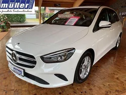 Weiß Gebraucht 2019 Mercedes B180 Style Van / Kleinbus | 22.490 € (Guter Preis)