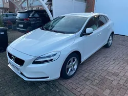 Weiß Gebraucht 2017 Volvo V40 Momentum Kombi | 16.100 € (Guter Preis)