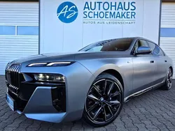 Grau Gebraucht 2023 BMW 740 M Sport Limousine | 99.877 € (Guter Preis)