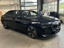 Saphirschwarz metallic Gebraucht 2024 BMW 760 M Sport Limousine | 129.900 € (Fairer Preis)