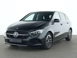 Metalliclack kosmosschwarz Gebraucht 2024 Mercedes B180 Van / Kleinbus | 32.980 € (Fairer Preis)