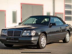 Schwarz Gebraucht 1993 Mercedes 220 Cabrio | 22.000 €