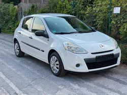 Weiß Gebraucht 2011 Renault Clio III Limousine | 3.000 € (Fairer Preis)