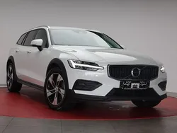 Ice white Gebraucht 2020 Volvo V60 CC Kombi | 25.490 € (Guter Preis)