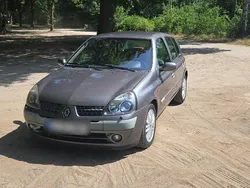 Grün Gebraucht 2002 Renault Clio II Initiale Limousine | 2.000 € (Fairer Preis)