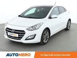 Weiß Gebraucht 2016 Hyundai i30 Passion Limousine | 10.420 € (Fairer Preis)