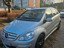 Silber Gebraucht 2011 Mercedes B180 Van / Kleinbus | 4.950 €