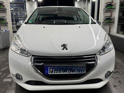 Weiß Gebraucht 2015 Peugeot 208 Allure Kleinwagen | 5.000 € (Fairer Preis)