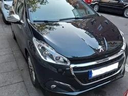 Schwarz Gebraucht 2017 Peugeot 208 Allure Kleinwagen | 10.200 € (Fairer Preis)