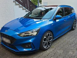 Blau Gebraucht 2018 Ford Focus ST-Line Kombi | 9.999 €