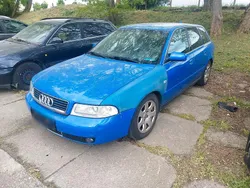 Blau Gebraucht 2002 Audi A4 Kombi | 1.000 € (Superpreis)