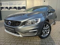Grau Gebraucht 2017 Volvo V60 CC Pro Kombi | 18.999 € (Fairer Preis)