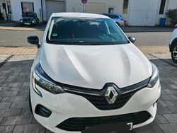 Weiß Gebraucht 2023 Renault Clio V Evolution Kleinwagen | 14.400 € (Guter Preis)