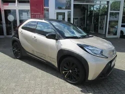 Ginger beige metallic/ night sky black Gebraucht 2022 Toyota Aygo x-style Kleinwagen | 19.950 € (Teuer)
