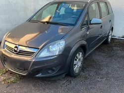 Grau Gebraucht 2009 Opel Zafira Van / Kleinbus | 1.400 €