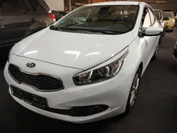 Weiß Gebraucht 2014 Kia Ceed Limousine | 8.190 € (Fairer Preis)