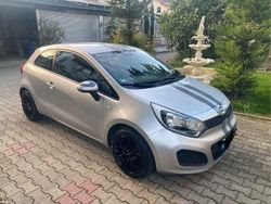 Grau Gebraucht 2012 Kia Rio Attract Limousine | 4.200 € (Etwas zu teuer)