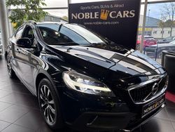 Onyx black (metallic) Gebraucht 2018 Volvo V40 CC Momentum Kombi | 20.990 € (Teuer)