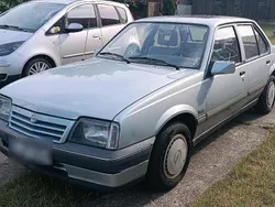 Blau Gebraucht 1988 Opel Ascona Exklusiv Limousine | 3.290 €