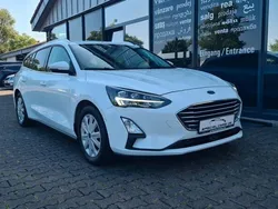 Weiß Gebraucht 2020 Ford Focus Limousine | 15.990 € (Guter Preis)