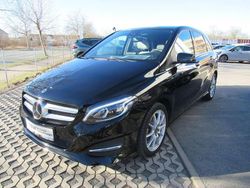 Kosmosschwarz metallic Gebraucht 2017 Mercedes B200 Urban Van / Kleinbus | 16.950 € (Fairer Preis)