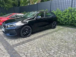 Schwarz Gebraucht 2020 BMW 118 Sport Line Kleinwagen | 21.550 € (Etwas zu teuer)