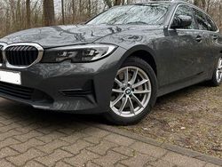 Grau Gebraucht 2019 BMW 330 Advantage Kombi | 29.900 € (Fairer Preis)