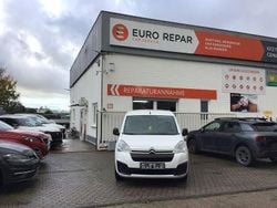 Weiß Gebraucht 2017 Citroën Berlingo Feel Kombi | 5.900 € (Fairer Preis)