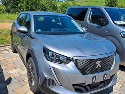 Grau Gebraucht 2021 Peugeot e-2008 SUV | 16.950 € (Fairer Preis)