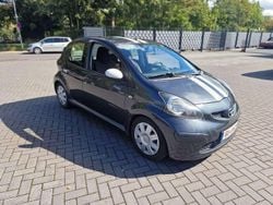 Grau metallic Gebraucht 2009 Toyota Aygo City Kleinwagen | 2.299 € (Fairer Preis)