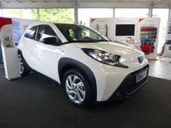 Weiß Gebraucht 2024 Toyota Aygo X-play Kleinwagen | 17.490 €