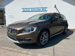 Grün Gebraucht 2018 Volvo V60 CC Kombi | 19.900 €