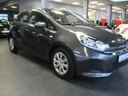 Grau Gebraucht 2016 Kia Rio Attract Limousine | 7.980 € (Fairer Preis)